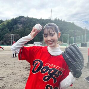 Riho Nakamura Instagram - 人生初の始球式が地元で出来て嬉しかったです！
ノーバンで届いたよー！！！⚾️

#高知ファイティングドッグス
の皆様、ありがとうございました！
そしてお疲れ様でした🙏