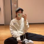 Riho Sayashi Instagram - 突然ですが！今日深夜24時（13日0時）に『alchemy』のフルサイズver.の配信が各所でスタートします💫 推し召しのEDテーマとして、ショートver.が既に配信されていますが、 今回フルサイズver.の為に全編レコーディングし直しています。 また全然違う印象をもって聴いてもらえるはずなので、 楽しみにしててください。 フルサイズめちゃめちゃ良いです！ あとちょっとで聴けます🎧 （今日は自主練デー。という写真。） A full version of my latest song “alchemy” is streaming in about 6 hours!! I re-recorded this whole song for this so you can hear the difference between the short version and the full version:)