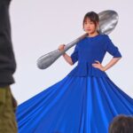 Riho Sayashi Instagram - @tx_oshimeshi スタッフの皆さんのこんなご協力があって、素敵なティザーポスターになりました🤍💙 放送開始まであと1ヶ月程^ ^ #推し召し #スプーン結構ずっしりしてた