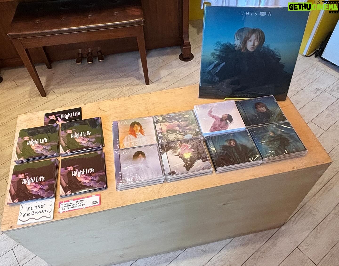 Riho Sayashi Instagram - Hi(gh) Life、本日CDリリースしました💫 今日、渋谷エリアのCDショップに何軒か伺ったのですが、 店舗でHi(gh) LifeをBGMで掛けてくださってて、 それを聴いた私の事を知らない方がCDを手に取ってくださる様子を目撃したり。 凄く凄く嬉しかった^ ^ もっとこんな瞬間を増やしたいと思いました。 制作に力を寄せてくれた チームの皆さんに感謝です。 紙のCDスリーブなのもお気に入りです🤍 沢山の方に聴いて頂けますように。