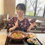 Rikako Aida Instagram - ここのサウナがとても良かった🧖‍♀️ お喋りしながら楽しかった🧖‍♀️ 静かな桜🌸散る前に1回見れてよかった ヘルシーなはずの豆腐両方とも油まとっちゃってる。