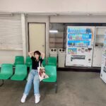 Rikako Aida Instagram - 映画『下妻物語』上映20周年を記念してJUSCOが2日間限定で復活するということで、何年ぶりかに下妻へ😇 『下妻物語』が好きな人からするとJUSCOって特別な聖地なんですよね。 前に下妻に来た時、AEONになっててちょっとしょんぼりした記憶が、、。（でもAEONもららぽーとと同じくらい好き） 20年経った今でも大好きな作品の供給があるのは本当に嬉しい。 JUSCOに集まるロリータを身にまっとった方々を観て、人の記憶に残り続けていく作品のパワーや影響力はやっぱりすごいなって肌で感じました。 私にとっても、これからもずっとずっと1番大好きな作品😇 なんでもないあぜ道や一面に広がる緑の田んぼ、20年経った今でも映画の面影がある小さな駅も全部全部色褪せることなく素敵でした。本当にいい町。 短い滞在時間だったけど楽しかった！ バッグは、何年か前に特注で編んで頂いた世界に1つの宝物🧶@amimono_horinouchi 大切にとってあったんだけど今日使えてよかった！ #下妻物語