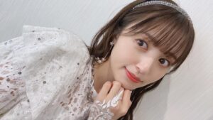 Rikako Aida Instagram - 改めまして、RIKAKO AIDA LIVE TOUR 2023「Act 2」に遊びに来て下さった皆様！
本当にありがとうございました！
久々のツアーでドキドキしていたのですが、みんなの暖かさに支えられ無事終えることが出来ました。
MCでも色々話したけど、Mini Album「Act 2」の制作からツアーを迎えるまで色々な想いがありました。
どこまでも自信を無くして、今の私に何が届けられるんだろうなんて思い悩んだ日もあって、そんな時支えてくれたのは音楽でした。今年はできるだけ好きなアーティストさんのライブに足を運ぶようにしていて。
この仕事を初めてからなかなかプライベートで行くことが減ってしまったから。
アーティストさんの力強いメッセージや生の楽曲を聴いて、救われることが何度もありました。
私も自分の言葉で、私の楽曲でみんなに気持ちを届けたいって改めて強く思うようになって。

今までは一人でステージに立つことも歌うことが怖いって思う時もありました。
でも今回ツアーをまわって、どの会場も本当に暖かくて、一人でライブを作ってるんじゃなくて、みんなで作ってるんだって気がつきました。今までは余裕がなくて自分のことで精一杯でわかってるつもりでいてわかっていなかった。ソロが始まってからずっと見守ってくれているスタッフさん方、ステージまわりを支えてくれてる皆様、沢山の方々のおかげで素敵な楽曲たちを届けられています。ファンのみんな、携わってくださっている皆様へそんな感謝の気持ちも込めながらライブをしていました。
今回のツアーを通して目に見えて何か変わったかどうかはわからないけど、向き合い方は大きく変わった気がします。
ゆっくりかもしれないけど何事も自分のペースで向き合っていけたらいいなと。

東京公演での最後の挨拶で言葉が詰まってしまった時、みんなの「頑張れ！！」の言葉が胸にすごい響きました。
どんなに迷っても苦しくても辛くても、みんなの存在がいつでも私を肯定してくれているような気がします。
みんなの声があるから、また明日から頑張ろうって思える。
そんなことを強く感じた3公演でした。

言葉がうまくまとまってないかもしれないけど、ツアーを通して感じたことをみんなに早く伝えたかったので。
長い文章読んでくれてありがとう！！

これからも、大切な楽曲たちを好きでいてくれたら嬉しいです。
今後も届けられるよう頑張ります！！

#Act2_愛知
#Act2_大阪
#Act2_東京