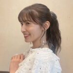 Rikako Aida Instagram - 改めまして、RIKAKO AIDA LIVE TOUR 2023「Act 2」に遊びに来て下さった皆様！ 本当にありがとうございました！ 久々のツアーでドキドキしていたのですが、みんなの暖かさに支えられ無事終えることが出来ました。 MCでも色々話したけど、Mini Album「Act 2」の制作からツアーを迎えるまで色々な想いがありました。 どこまでも自信を無くして、今の私に何が届けられるんだろうなんて思い悩んだ日もあって、そんな時支えてくれたのは音楽でした。今年はできるだけ好きなアーティストさんのライブに足を運ぶようにしていて。 この仕事を初めてからなかなかプライベートで行くことが減ってしまったから。 アーティストさんの力強いメッセージや生の楽曲を聴いて、救われることが何度もありました。 私も自分の言葉で、私の楽曲でみんなに気持ちを届けたいって改めて強く思うようになって。 今までは一人でステージに立つことも歌うことが怖いって思う時もありました。 でも今回ツアーをまわって、どの会場も本当に暖かくて、一人でライブを作ってるんじゃなくて、みんなで作ってるんだって気がつきました。今までは余裕がなくて自分のことで精一杯でわかってるつもりでいてわかっていなかった。ソロが始まってからずっと見守ってくれているスタッフさん方、ステージまわりを支えてくれてる皆様、沢山の方々のおかげで素敵な楽曲たちを届けられています。ファンのみんな、携わってくださっている皆様へそんな感謝の気持ちも込めながらライブをしていました。 今回のツアーを通して目に見えて何か変わったかどうかはわからないけど、向き合い方は大きく変わった気がします。 ゆっくりかもしれないけど何事も自分のペースで向き合っていけたらいいなと。 東京公演での最後の挨拶で言葉が詰まってしまった時、みんなの「頑張れ！！」の言葉が胸にすごい響きました。 どんなに迷っても苦しくても辛くても、みんなの存在がいつでも私を肯定してくれているような気がします。 みんなの声があるから、また明日から頑張ろうって思える。 そんなことを強く感じた3公演でした。 言葉がうまくまとまってないかもしれないけど、ツアーを通して感じたことをみんなに早く伝えたかったので。 長い文章読んでくれてありがとう！！ これからも、大切な楽曲たちを好きでいてくれたら嬉しいです。 今後も届けられるよう頑張ります！！ #Act2_愛知 #Act2_大阪 #Act2_東京