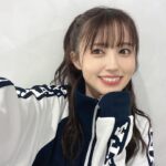 Rikako Aida Instagram - 今日はハーフツインにしてもらいました💈 昨日も今日も可愛いヘアメイクありがとうございます🩶 動きやすいようにお気に入りのリーダーズのジャージで！ 色違いで赤も欲しい今日この頃。 💄@on_risa