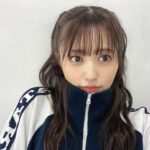 Rikako Aida Instagram - 今日はハーフツインにしてもらいました💈 昨日も今日も可愛いヘアメイクありがとうございます🩶 動きやすいようにお気に入りのリーダーズのジャージで！ 色違いで赤も欲しい今日この頃。 💄@on_risa