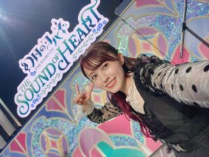Rikako Aida Instagram - 🗓️12/15.16.17
幻日のヨハネ -The Story of the Sound of Heart- 🐺 
初の3Days公演ありがとうございました❕
異次元フェスから怒涛の12月でしたね、、
ひとまず、誰1人かけることなく健康なまま終えることが出来てよかった、、、！

改めて、本当にいいライブだった、、
ヨハネのアニメと共に魅せる演出、そしてAqoursとは違う世界観の楽曲たち、8年目にして新しいものをお届け出来たんじゃないかなと思います！
今回も神がかったカメラワークとライティング凄かったですね🥲
スタッフさんの愛と執念を感じます。
本当に感謝の気持ちがいっぱいで頭が上がらないです、、いつも私たちを素敵に彩ってくださりありがとうございます！
今回初披露したルビィちゃんとのデュエット、「好奇心ジャーニー」いかがでしたか？？
いつかピンクコンビで一緒に歌いたい！と思っていた夢が叶いました🫶
一面ピンク色の可愛い空間が広がっていて幸せでした☺️
ふりちゃんとも沢山一緒に練習して楽しかった！！ありがとう！！

そして、、Day3にはライラプス役の日笠陽子さんがサプライズで登場して下さいましたね🐺

日笠さんがステージに上がった時のあの緊張感、、
この8年間のAqoursの活動の中でも味わったことのない空気感でした。
あの静寂の中日笠さんが登場しただけでもう涙腺がおかしなことになって、今年の中で1番感情が揺さぶられた瞬間でした🥲
神々しくて美しかった、、、
ここまで8年間頑張ってきたからこそ、実現したステージだったなと🥲
あいきゃん含め、私たちも日笠さんのお人柄に沢山救われました。
一緒にパフォーマンスして下さったあの時間は一生の宝物です💎
ライラプスを含めた10人で歌唱した「BLOOM OF COLORS」Blu-rayの発売を楽しみにしててくださいね❕

アニメ化発表からここまで長かったようであっという間だったな、、
10人で駆け抜けました！！皆様、応援本当にありがとうございました🐺🔮
そしてあいきゃんお疲れ様！！！
今日は何も考えずゆっくり出来てますように🍺

みんなとの載せたい写真はまた改めて！

　　　　　　リコ役📖🦉逢田梨香子