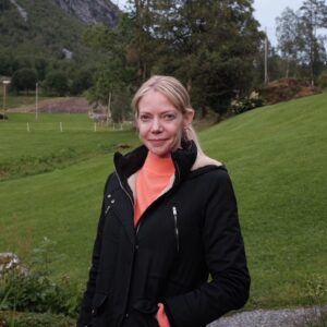 Riki Lindhome Instagram - Just realized why that “Swedish” hotel from Succession looked familiar. It’s in Norway but it was so pretty💕🏩🌲