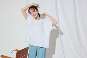 Rikka Ihara Instagram - シルエットと爽やかなカラーにきゅんと。
胸が高鳴るおでかけを*･ﾟ.ﾟ･*.

 #UNIQLO