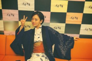 Rikka Ihara Instagram - 、

24歳になりました。
なんだか、素敵な出会いがある度に
歳を重ねるのが楽しみになっています。

心が躍るものに蓋をせず、愛したいものに全力を注げるように。少しの余裕と柔らかさを持って過ごしていきたいなぁ。と常々思っています。

でも、なかなか難しいものですね。力を抜くってわたしにはとっても難しい。
欠点をも、愛してくれる周りのおかげで、なんとか。なんとか。毎日、昨日より少し多く自分のことも愛してあげれています。ありがとう。

-ぼくは、あの星のなかの一つに住むんだ。
その一つの星の中で笑うんだ。
だから、きみが夜、空をながめたら、
星がみんな笑ってるように見えるだろ-

大好きな星の王子様から、言葉のお福分け。