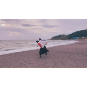 Rikka Ihara Instagram - 今日は我らが姉さん。

話す相手に、勇気と自信を与えてくれて
持ってるエネルギーをたっぷりと使ってくれる方。

ここまでファミリ家の皆が
柔らかい時間を過ごせるのも
現場の雰囲気が暖かい色なのも
全部、アリス姉さんのおかげだなと。思う日々。

可愛いですとか大好きですとか伝えると
生まれて初めて褒められたくらいの反応が返ってきます。

マイハル風に言わせてもらうと
爆イケでバイブス最高な姉さんに皆
心を緩めてもらってること、パワーをもらってることをもっと知って欲しい。なので私は声を大にして、言葉にして
愛を伝え続けようと思います。

#マイハル
マイハル5話お楽しみに☺︎