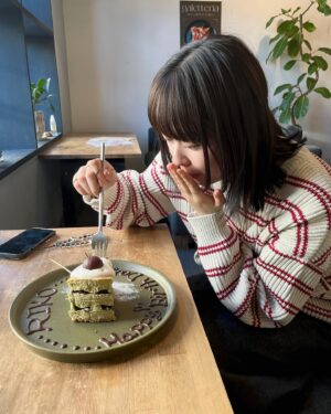 Riko Instagram - 21歳になりました〜☺︎

まだ２０歳でいたかったなぁ、なんて思ったりもしますが。

いつも温かい応援、本当にありがとうございます！
一つ一つゆっくり恩返ししていけたらいいな、
自分のペースで頑張ります！

みんな大好きだよーー🚶
21歳もよろしくね☺︎

沢山のお祝い、幸せです。。
一つ一つみさせていただいております。！
本当に、本当にありがとーらぶ。