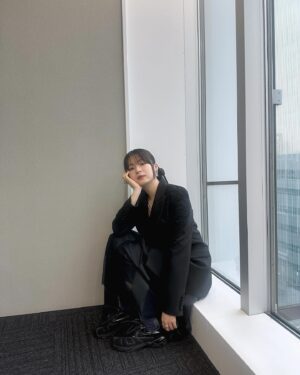 Riko Instagram - 本日、スニーカーベストドレッサー賞いただきました！👟
女優部門での受賞ということで、、光栄です。ありがとうございます。。！

せっかくの授賞式なのでFILAのREPLICA2002ブラックを着用し、普段と違う雰囲気にしてみました🦭
黒のスニーカー、、かっこいい、、
スニーカーというと私の中ではカジュアル、柔らかい雰囲気などがありましたが、こういうスタイリッシュなスニーカーも新しいスタイリングに出会えて好きです。。
素敵なスニーカーをありがとうございます👟

これからもスニーカー沢山履くぞー！！！🤸🏻‍♀️