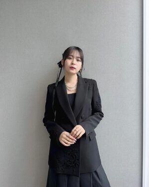 Riko Instagram - 本日、スニーカーベストドレッサー賞いただきました！👟
女優部門での受賞ということで、、光栄です。ありがとうございます。。！

せっかくの授賞式なのでFILAのREPLICA2002ブラックを着用し、普段と違う雰囲気にしてみました🦭
黒のスニーカー、、かっこいい、、
スニーカーというと私の中ではカジュアル、柔らかい雰囲気などがありましたが、こういうスタイリッシュなスニーカーも新しいスタイリングに出会えて好きです。。
素敵なスニーカーをありがとうございます👟

これからもスニーカー沢山履くぞー！！！🤸🏻‍♀️
