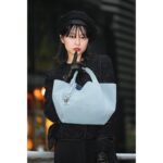 Riko Instagram - ブラックなコーディネートに差し色になる柔らかいブルーが可愛かった👜🩵 もう秋冬ですね、、🧊 #emporioarmani #エンポリオアルマーニ #PR