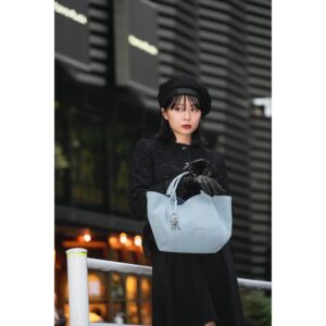 Riko Instagram - ブラックなコーディネートに差し色になる柔らかいブルーが可愛かった👜🩵

もう秋冬ですね、、🧊

#emporioarmani
#エンポリオアルマーニ
#PR