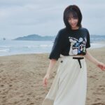 Riko Xi Instagram - 現代人太缺乏心靈及精神上的放鬆 一定要偶爾空出時間踩踩海水 接觸山林 吸收大地的日月精華（鼻孔張大 好好療癒心靈 放空一下 如果真的擠不出時間 也可以聽聽天鼓的音樂喔（最近的最愛 Roots以 “IN OUR NATURE” 概念為發想 為日常風格的單品加入了自然元素 跟著 @rootstaiwan 一起享受大自然給予我們的美好及力量☺️🌲🫶🏻 #Rootstaiwan #Sustainableicons