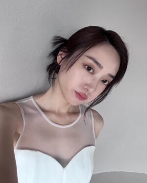 Riko Xi Instagram - 呀咧呀咧～怎麼這麼晚發文 
打咩！
（我的✌🏻是三根手指頭）

@caspialili

朋朋的棚 @_studio_jpg