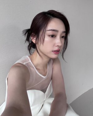 Riko Xi Instagram - 呀咧呀咧～怎麼這麼晚發文 
打咩！
（我的✌🏻是三根手指頭）

@caspialili

朋朋的棚 @_studio_jpg