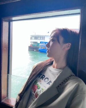 Riko Xi Instagram - 星宇航空x玩港大使小日記😆🤍✨

1.墨鏡挑戰(外套 @studiodoe )

2.搭船搭船兒

3.半島酒店直升機初體驗🚁

4.可愛的團隊們🤍🤍(少了兩位攝影🥲)

5.半島酒店勞斯萊斯行程 (平口氣質洋裝 @mercci22 )

6.CCD店超好逛，買了一台富士🥹💗