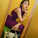 Riko Xi Instagram - 想當年去南法那波光粼粼的海及色彩繽紛的老房就好懷念！ @longchamp 快閃店帶你一秒飛南法🤍 這粉嫩鵝黃的牆面加上 很盛夏氛圍的爬藤植物帶入感太強了 夏天就是要有強烈色彩感 現場有很多具代表性的包款 像以聖特羅佩女孩為靈感的棕梠葉藤編包Le Pliage® 及鉤針雛菊樣式的網袋Le Pliage® Filet 都非常可愛 背起來也有種渡假感 快去逛起乃～🥹✨ 地點在這邊🌈✨ 🏝️新光三越A11 （3/22-4/16） #LongchampSS24 #LongchampUniversity #LongchampStTropez