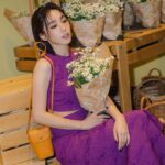 Riko Xi Instagram - 想當年去南法那波光粼粼的海及色彩繽紛的老房就好懷念！ @longchamp 快閃店帶你一秒飛南法🤍 這粉嫩鵝黃的牆面加上 很盛夏氛圍的爬藤植物帶入感太強了 夏天就是要有強烈色彩感 現場有很多具代表性的包款 像以聖特羅佩女孩為靈感的棕梠葉藤編包Le Pliage® 及鉤針雛菊樣式的網袋Le Pliage® Filet 都非常可愛 背起來也有種渡假感 快去逛起乃～🥹✨ 地點在這邊🌈✨ 🏝️新光三越A11 （3/22-4/16） #LongchampSS24 #LongchampUniversity #LongchampStTropez