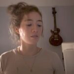 Rima Zeidan Instagram – 獻給雙手還緊緊握著，放不下過去的人。
昨晚回到家鋼琴ㄧ開立馬學了這首歌。因爲它已經在我腦子裡回放3天了😆

頭髮可以再亂ㄧ點。

@shishi_sun 唱歌豪豪聽🫶🏼

#眼淚記得你 
#rimazeidanmusic