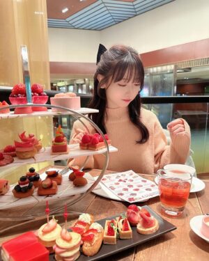 Rin Kurusu Instagram - お母さんが苺のアフタヌーンティー連れて行ってくれました🍓いつも可愛いところにつれていくのは私じゃなくてお母さんですいつもありがとう！