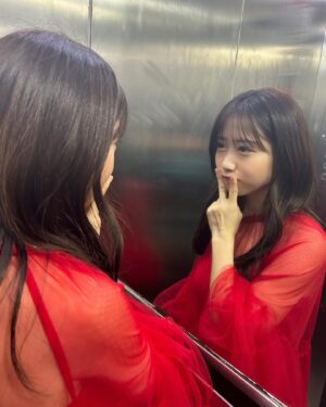 Rin Kurusu Instagram - 写真集の赤いドレスオフショットです💄
