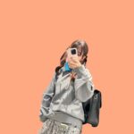 Rin Kurusu Instagram – 昨日はくるっすんラジオでも沢山お祝いしていただけて幸せだったなあ、、
古坂さん、でか美さん、スタッフさん、いつも大変お世話になっております……！！！これからも何卒、よろしくお願い致します😳
（今日は早速、古坂さんにいただいたミニバッグとお仕事に来ました）