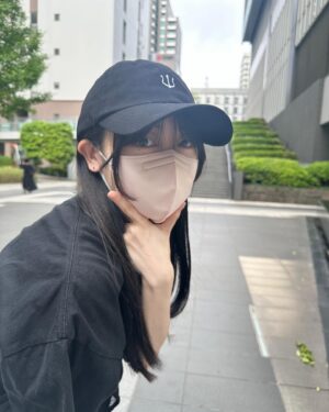 Rin Kurusu Instagram - 髪の毛、きれいにカラーして顔周り作ってもらったよ〜
風強い🍃