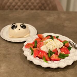 Rin Takanashi Instagram - 台本と向き合った1日…。
ひとりごはんだったので、ヘルシーにいこうと思ったのに…スーパーでつぶらな瞳で見つめてくるパンダまん🐼と目が合ってしまい、連れて帰りました。
結果、ヘルシーにもならず、食べるのもかわいそう。
#ダブル罪悪感