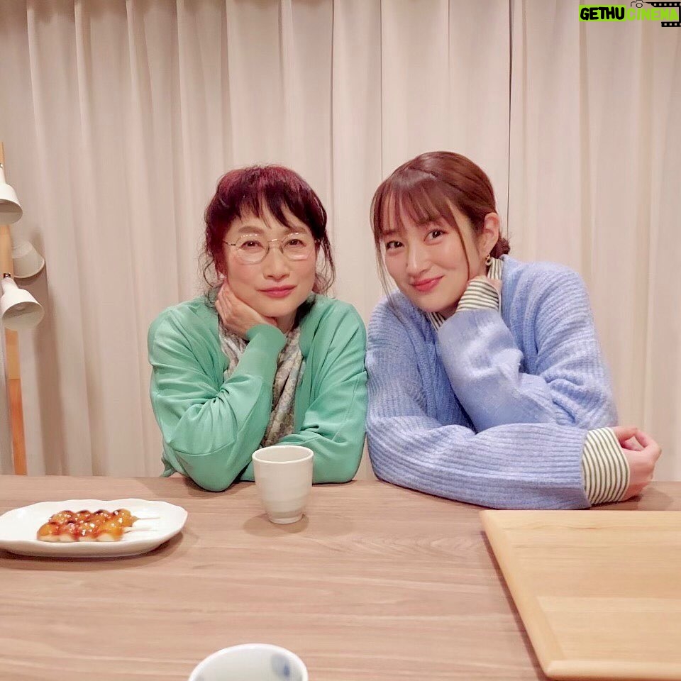 Rin Takanashi Instagram - 今夜はドラマ、バツイチがモテるなんて聞いてません、第2話の放送です! 後半はドキドキが止まりませんよ🤩 そして、和葉のお母さんが登場! なんと、余貴美子さんが演じてくださいました。 余さんの事が大好きすぎるんです〜今回は約十年ぶりの共演…嬉しすぎました。 是非、ご覧ください( ◠‿◠ ) #バツモテ
