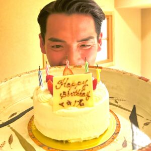 Rin Takanashi Instagram - 夫よ、お誕生日おめでとうございます。
今年は誕生日プレゼントがいらないそうなので、コーヒーを奢りました。