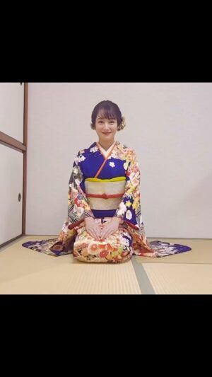 Rin Takanashi Instagram - 明けましておめでとうございます。
年が明けてから、心の痛むニュースが続いていますね。
1日でも早く、平穏な日々が戻ることを祈っています。

今年もろうきんの撮影で着物を着させていただきました。

2024年は年女！！🐉
ということで、パワフルに、そして、学びのある一年にしたいと思っております。
今年もよろしくお願いします。