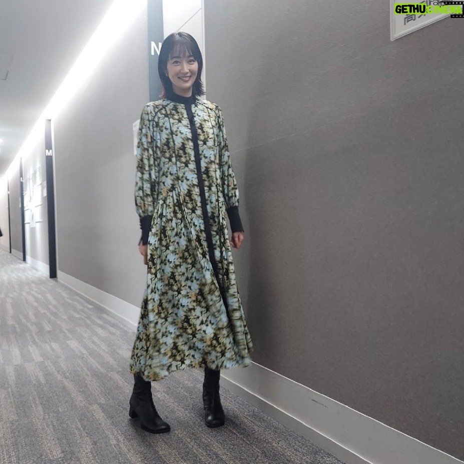 Rin Takanashi Instagram - 今夜7時から放送のテレビ朝日「今聴きたい!昭和の名曲 心にしみる恋愛ソングTOP60」 にゲストMCとして出演しています。 昭和生まれの方も平成生まれの方も、みなさん楽しめる名曲が盛り沢山です。 是非ご覧ください😎 ゴーちゃん。と写真撮ってもらいました🦝