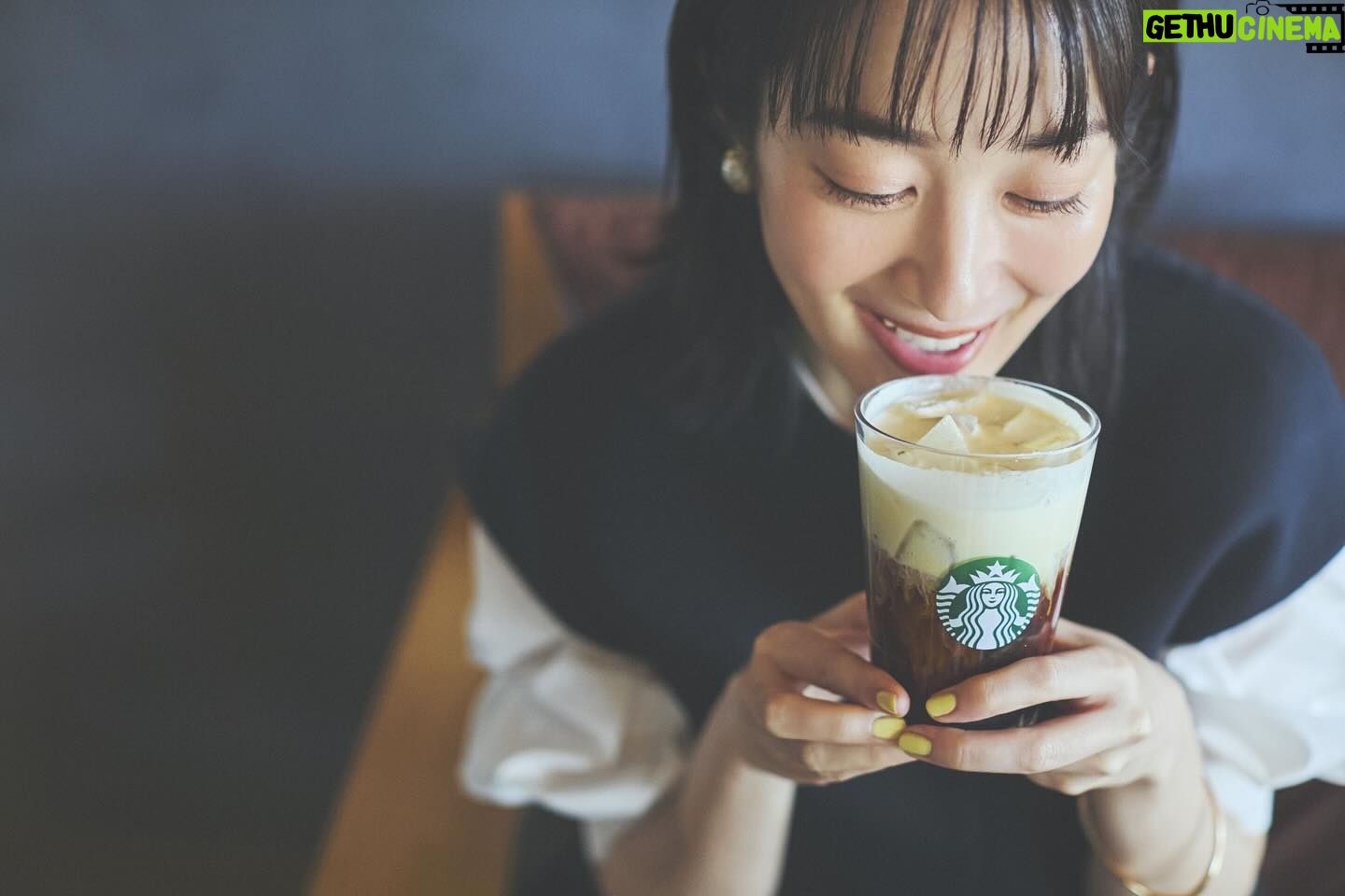 Rin Takanashi Instagram - VERYwebでスターバックスさんの記事が公開されています。 コーヒーにオリーブオイルを使っている「オリアート」を初めて飲みました︎ 地中海では健康的な食事法としてスプーン一杯のオリーブオイルを取るようにしていて、そんな習慣にインスパイアされて誕生したドリンクだそうです。 私のお気に入りはアイス。 コーヒーにとっても合っていて、サラッとヘルシーでクセになる味わいでごくごく飲めちゃいました! コーヒー×オリーブオイルのヘルシーで新感覚な味わいを、皆さんもぜひ試してみてください( ◠‿◠ ) #PR #スターバックス #starbucks #oleato #VERY #雑誌VERY @starbucks_j @veryweb.jp