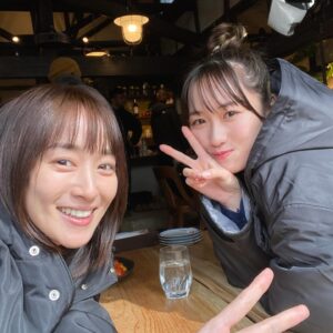 Rin Takanashi Instagram - 今夜は #オトサツ2
第7話の放送です♪

写真は妹役の工藤遥ちゃん🥰
姉妹役の私たち、なんとなく顔が似てる気がするって話🤩🎶

今夜はベッキーが登場します( ◠‿◠ )
お楽しみに🤗