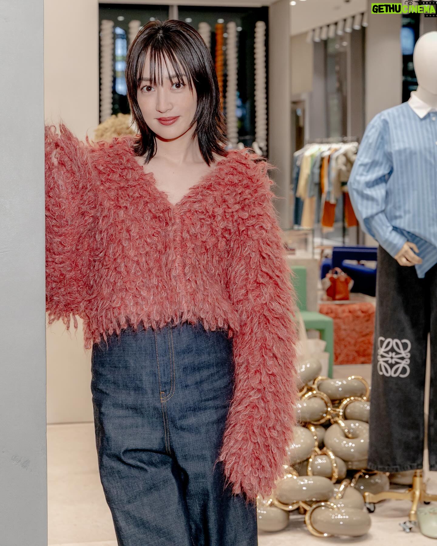 Rin Takanashi - 10.7K Likes - 渋谷パルコでロエベのウィメンズ・メンズウォレットが集結したポップアップが2月14日まで開催中です。
ということで栁俊太郎君と、お互いに似合いそうな物を選び合ったり、自分が気に入ったものも見つけに行ってきました〜🥳
ポップアップ会場の近くにロエベの常設店もあるので、ファッションも見れます♪
バレンタインのギフトにもいいですね。
栁君と写真撮ると、写真がオシャレになる🤩🤩😂
#PR #LOEWE #LOEWESS24 #LOEWEwallets #ロエベ @loewe @fashionsnapcom