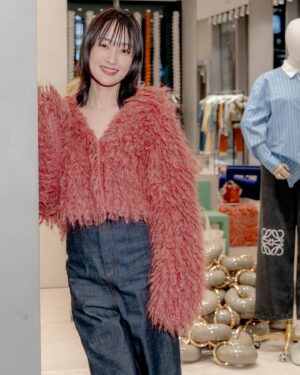 Rin Takanashi Instagram - 渋谷パルコでロエベのウィメンズ・メンズウォレットが集結したポップアップが2月14日まで開催中です。
ということで栁俊太郎君と、お互いに似合いそうな物を選び合ったり、自分が気に入ったものも見つけに行ってきました〜🥳

ポップアップ会場の近くにロエベの常設店もあるので、ファッションも見れます♪
バレンタインのギフトにもいいですね。

栁君と写真撮ると、写真がオシャレになる🤩🤩😂

#PR #LOEWE #LOEWESS24 #LOEWEwallets #ロエベ  @loewe @fashionsnapcom
