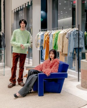 Rin Takanashi Instagram - 渋谷パルコでロエベのウィメンズ・メンズウォレットが集結したポップアップが2月14日まで開催中です。
ということで栁俊太郎君と、お互いに似合いそうな物を選び合ったり、自分が気に入ったものも見つけに行ってきました〜🥳

ポップアップ会場の近くにロエベの常設店もあるので、ファッションも見れます♪
バレンタインのギフトにもいいですね。

栁君と写真撮ると、写真がオシャレになる🤩🤩😂

#PR #LOEWE #LOEWESS24 #LOEWEwallets #ロエベ  @loewe @fashionsnapcom