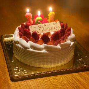 Rin Takanashi Instagram - 夫よ、お誕生日おめでとうございます。
今年は、合宿で夫が不在の為、少し前にお祝いしました( ◠‿◠ ) 
今年はまだ誕生日プレゼントが決まらず、、ありません。。。
