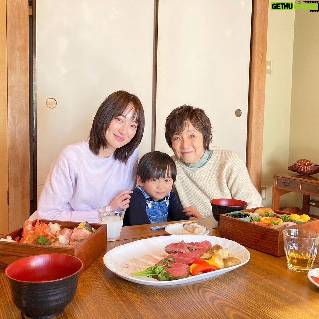 Rin Takanashi - 9.1K Likes - 今夜24時30分からは
#オトサツ2
第二話の放送です〜☺︎
お義母さまと、ゆうちゃんと。撮影後にたのしくお節をいただきましたが、
実は、恐ろしいシーンなのです…
今夜もお楽しみに〜