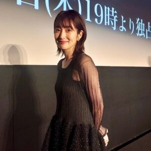 Rin Takanashi Instagram - U-NEXTオリジナルドラマ「MALICE」が本日19時より配信されます。
昨日は先行試写イベントでした。
３つの視点から描かれるヒューマンサスペンスドラマを楽しんでいただけたら嬉しいです。
あ、そうそう、髪の毛をバッサリ切りました٩( ᐛ )( ᐖ )۶
初めてこんなに短くしたので、頭が軽くて空飛べそうな気さえしております。

#malice #マリス