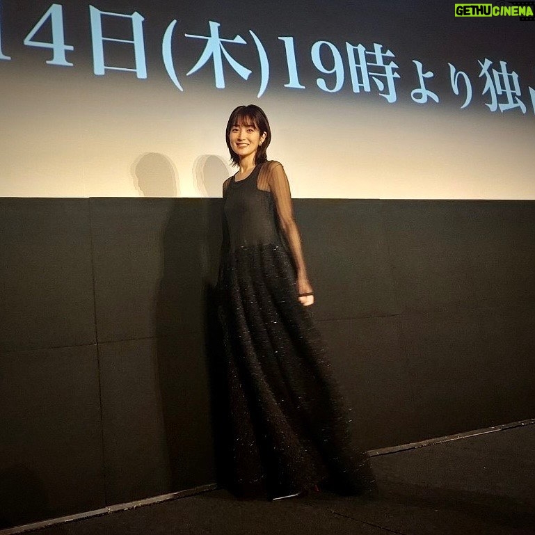 Rin Takanashi - 9.6K Likes - U-NEXTオリジナルドラマ「MALICE」が本日19時より配信されます。
昨日は先行試写イベントでした。
3つの視点から描かれるヒューマンサスペンスドラマを楽しんでいただけたら嬉しいです。
あ、そうそう、髪の毛をバッサリ切りました٩( ᐛ )( ᐖ )۶
初めてこんなに短くしたので、頭が軽くて空飛べそうな気さえしております。
#malice #マリス