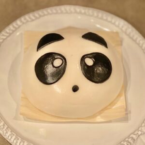 Rin Takanashi Instagram - 台本と向き合った1日…。
ひとりごはんだったので、ヘルシーにいこうと思ったのに…スーパーでつぶらな瞳で見つめてくるパンダまん🐼と目が合ってしまい、連れて帰りました。
結果、ヘルシーにもならず、食べるのもかわいそう。
#ダブル罪悪感