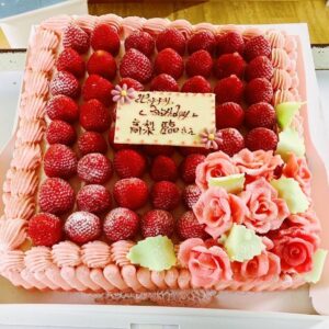 Rin Takanashi Instagram - ろうきんさんに、誕生日をお祝いしていただきました。
大好きないちごがたくさん😍😍
可愛いケーキを今年もありがとうございました。

大広さんからは、ぱんちゃんボールをいただきました🤩
池に落とさないように気をつけます。
これはなくしたくないので、ロストボールとして発見された際には、事務所まで送っていただけたら嬉しいです😂
