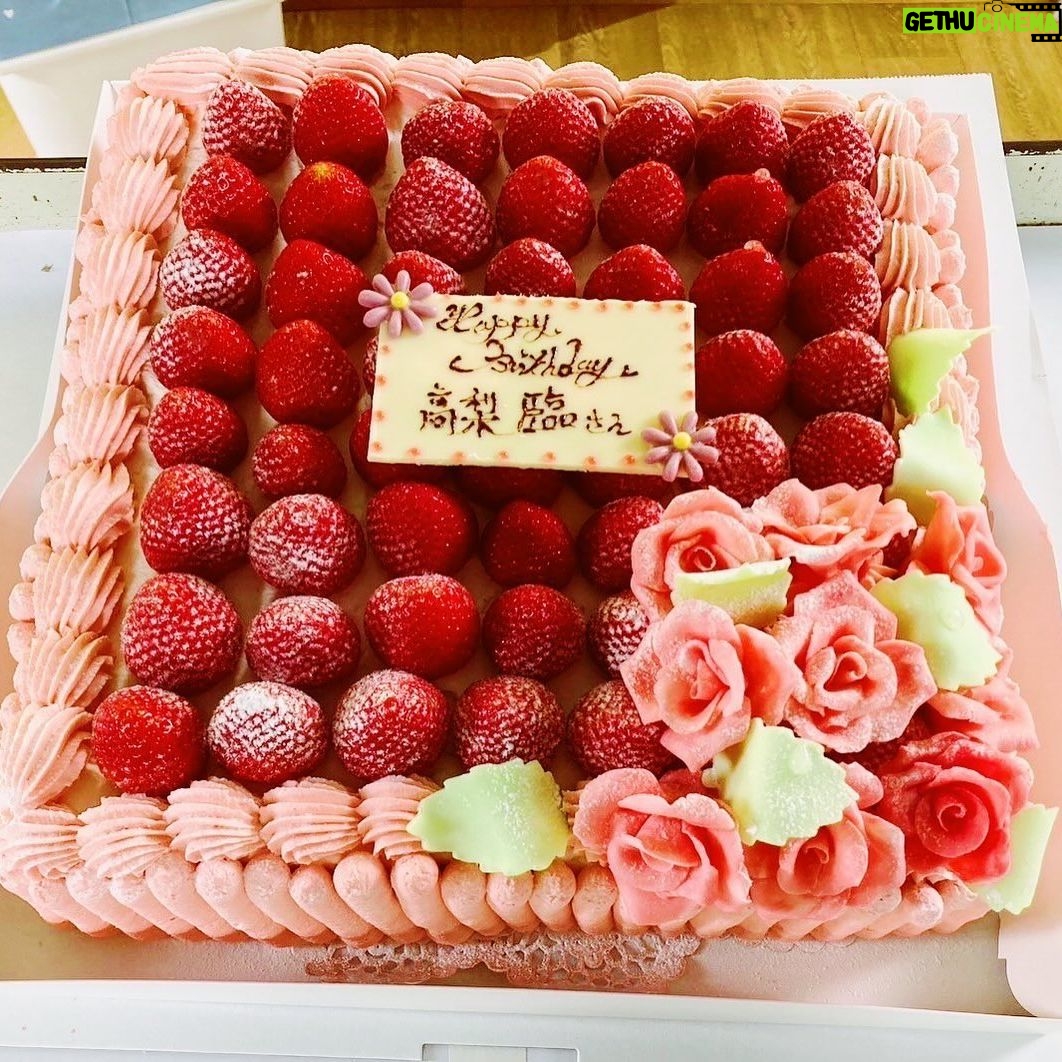 Rin Takanashi - 9.1K Likes - ろうきんさんに、誕生日をお祝いしていただきました。
大好きないちごがたくさん😍😍
可愛いケーキを今年もありがとうございました。
大広さんからは、ぱんちゃんボールをいただきました🤩
池に落とさないように気をつけます。
これはなくしたくないので、ロストボールとして発見された際には、事務所まで送っていただけたら嬉しいです😂