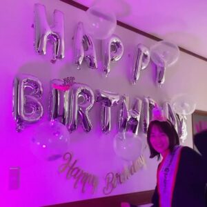 Rin Takanashi Instagram - 毎日、オトサツの撮影に励んでいます☺︎
今日は現場で誕生日を祝っていただきました🤩
朝、現場に入ったら、スタッフさんたちがハッピーバースデーのカチューシャを着けてくれていて、温かい現場に泣きそうになりました。
ほんとにほんとに、嬉しかった。

大好きな現場で誕生日を迎えられて、嬉しいです。

朝、予定よりだいぶ早めに着いてしまったので、飾り付けしてくれているところを目撃してしまいました🤣

また一年、感謝の気持ちを忘れず、取り組んでいきます。