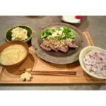 Rin Takanashi Instagram - 今日の夜ごはん。 春菊とりんごの、ちょっと洋風なサラダを作ったので、チキンソテーを作ろうかな🍳と思ったその時、 ピンポーンと、仙台の郷家選手⚽️👦から美味しそうな牛タンが届いたので、急遽牛タンに変更🤩 美味しくいただきました( ◠‿◠ ) #くまちゃんの箸置き お箸は出雲の　#百年煤竹箸 #高梨食堂 #ご飯とお味噌汁の位置逆でした😰